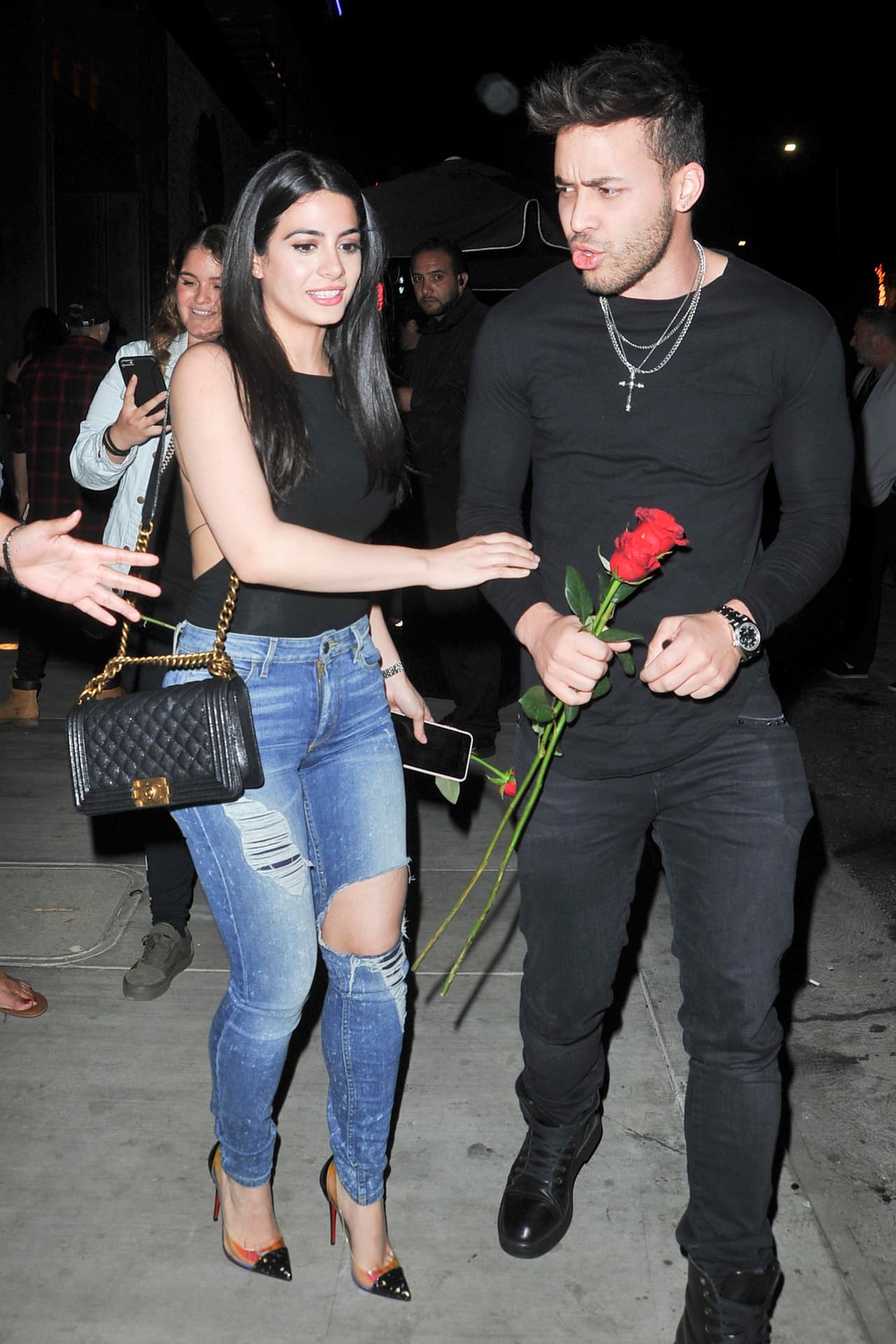 Tras sacarse fotos con las chicas, Prince y Emeraude se retiraron hacia el área del valet parking.