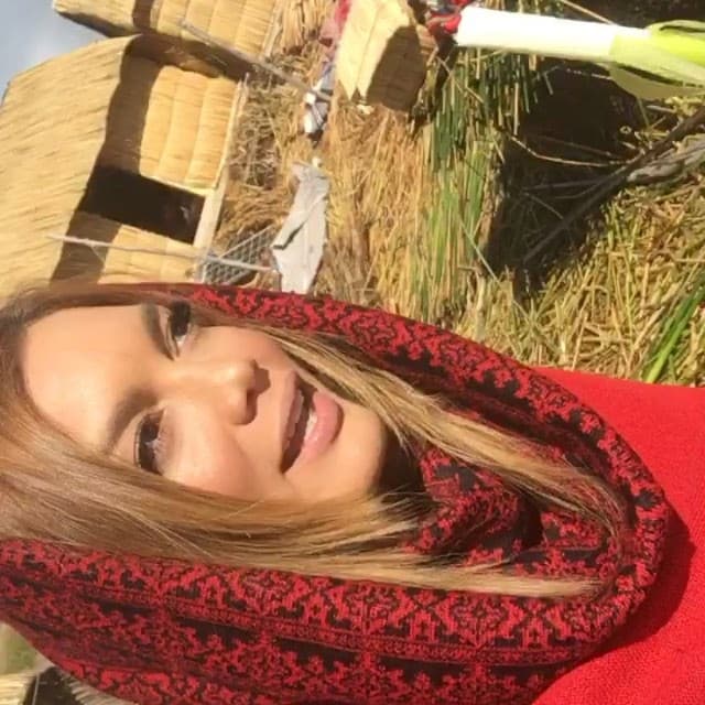 "Cada isla flotante dura un aproximado de 15 a 20 años! Luego tienen que volver a construir una nueva para todas sus familias. Al igual que los botes solo duran 1 año, cada año tiene que construir uno nuevo solo con esta planta llamada Totora."