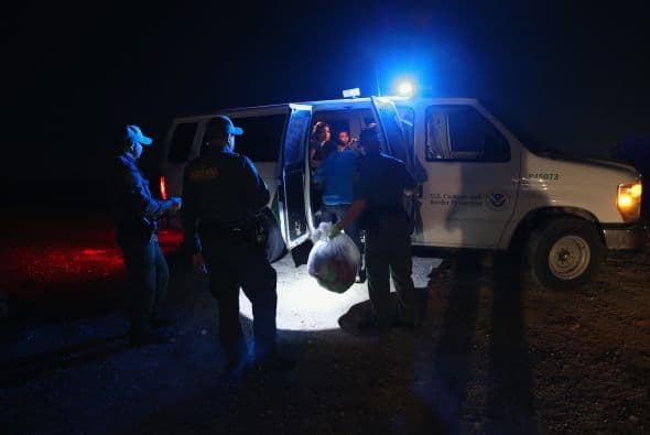 Por la noche los patrullajes se intensifican, debido a que grupos de inmigrantes aprovechan la oscuridad de la noche para cruzar la frontera.
