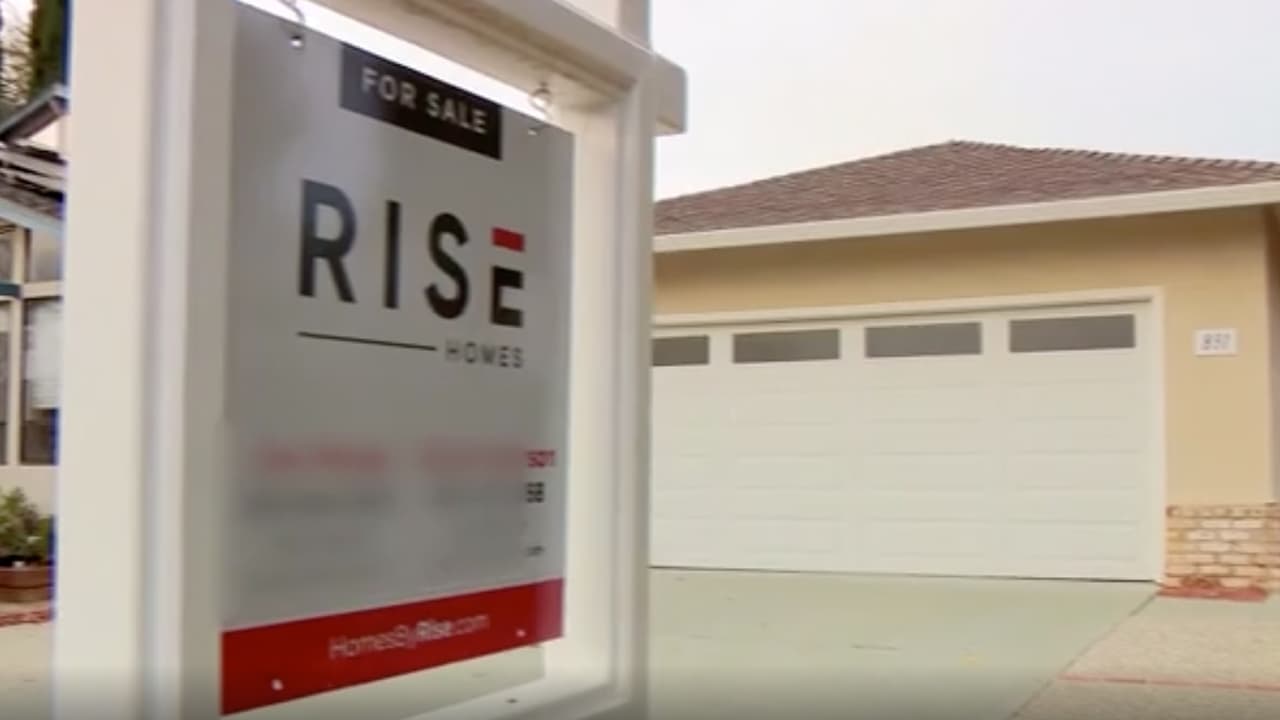 Los préstamos vehiculares e hipotecas también subirán desde ahora: “Las tasas hipotecarias a 30 años estaban al 5% hace un mes, hoy están arriba del 6%. Eso va a hacer que incremente el pago mensual entre $200 o 300 dependiendo de la casa que vayas a comprar”, asegura el experto.