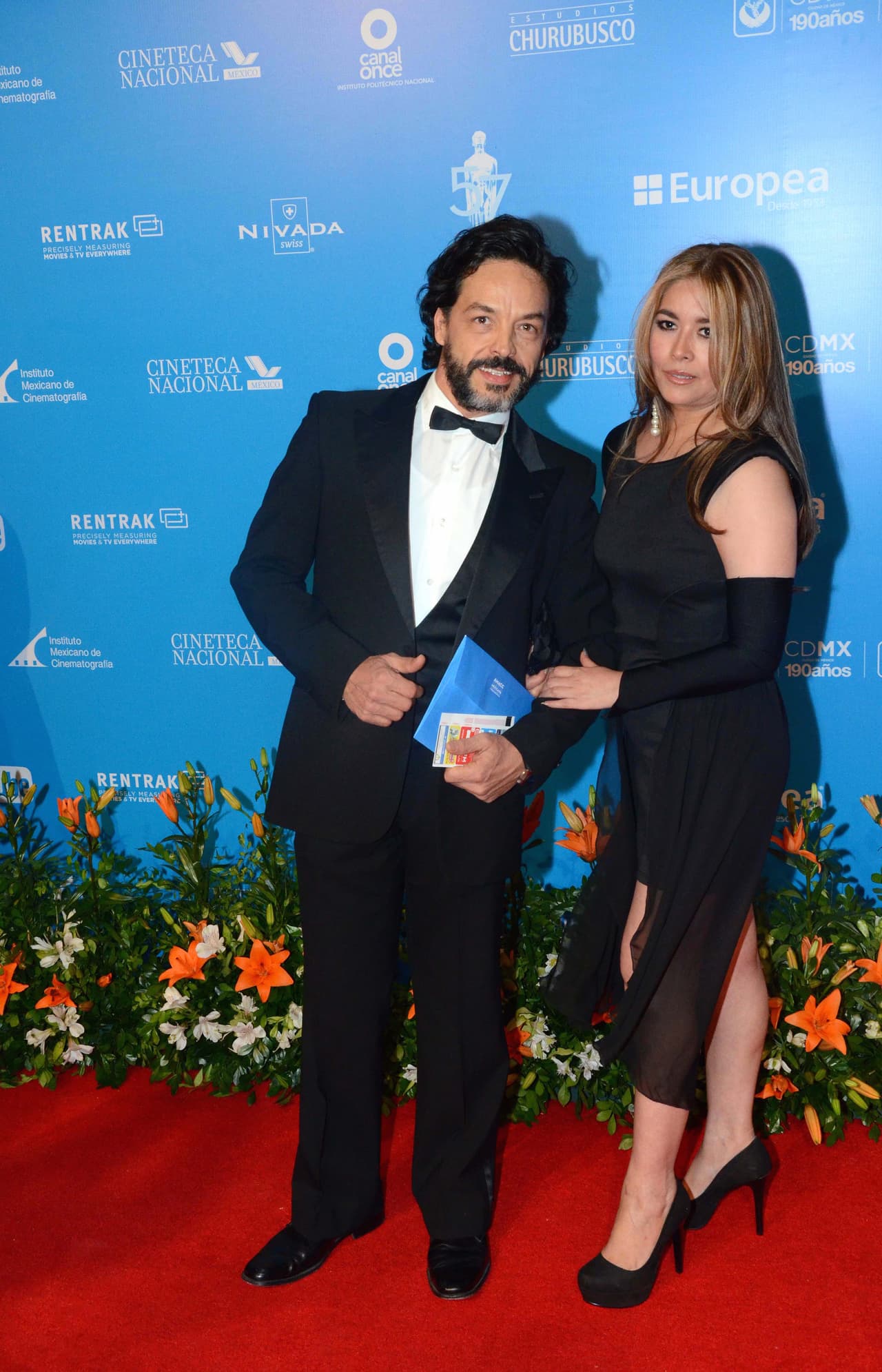 Por su parte, Arturo Vázquez también aseveró que el motor de su vida son su esposa e hijos. “Tengo 23 años con mi mujer, la única mujer; tengo un hijo de 22 y otra de 17 años, y no tengo hijos por todos lados”.