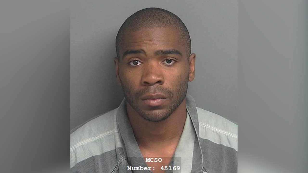 Johnny Jushoune Jones, de 24 años, fue visto por última vez en Evergreen Circle, en la zona de The Woodlands. al norte de Houston. Se le acusa de golpear a un miembro de familia. Mide 5'08", pesa 180 libras y tiene ojos marrones.