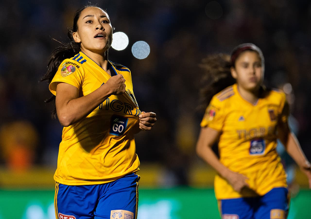 De un polémico penal llegó el empate de Tigres al minuto 71 por intermedio de Liliana Mercado (izquierda).