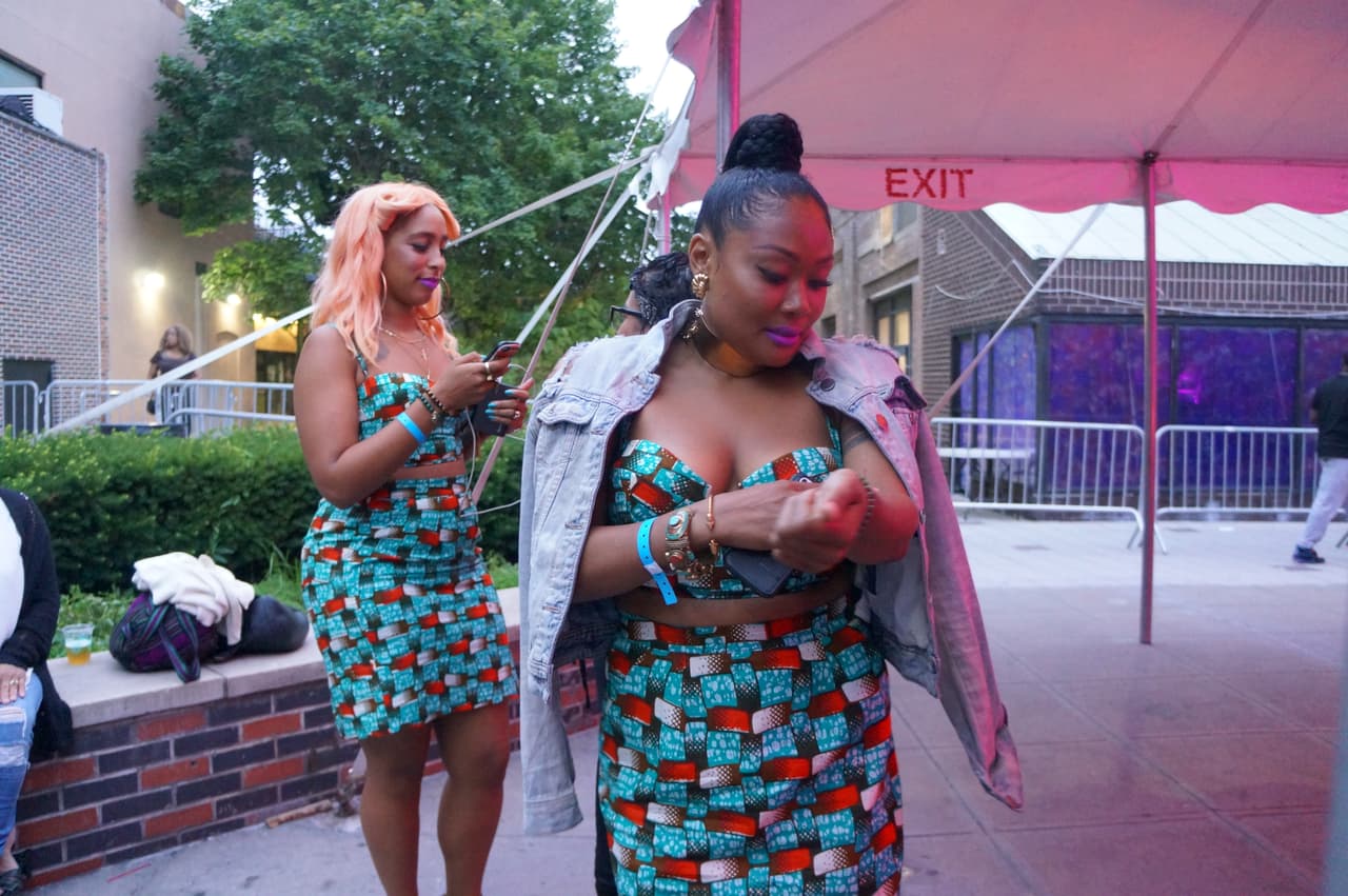 La activista Shyvonne Sanganoo (izq), de Artists for Justice, y su amiga lucieron textiles africanos en sus vestidos, creados por la marca Royal Jelly Harlem.