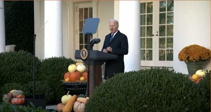 "Es importante continuar tradiciones como esta para recordarnos cómo desde la oscuridad hay luz, esperanza y progreso, y eso es lo que representa el Día de Acción de Gracias de este año, en mi opinión", dijo el presidente Joe Biden previo al indulto de Peanut Butter y Jelly.