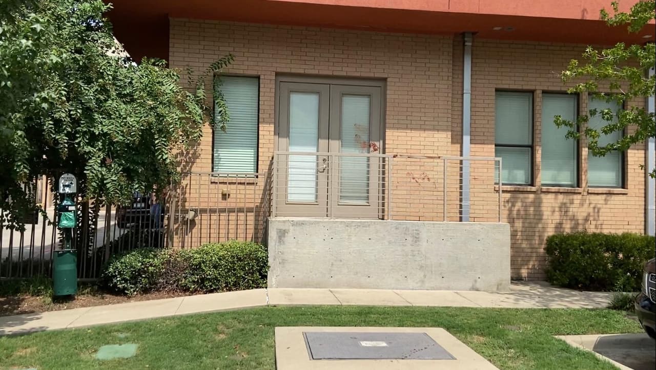 Un hombre muere baleado cerca de un complejo de apartamentos en Dallas. Las imágenes de el lugar del tiroteo pueden ser fuertes. 
<br>