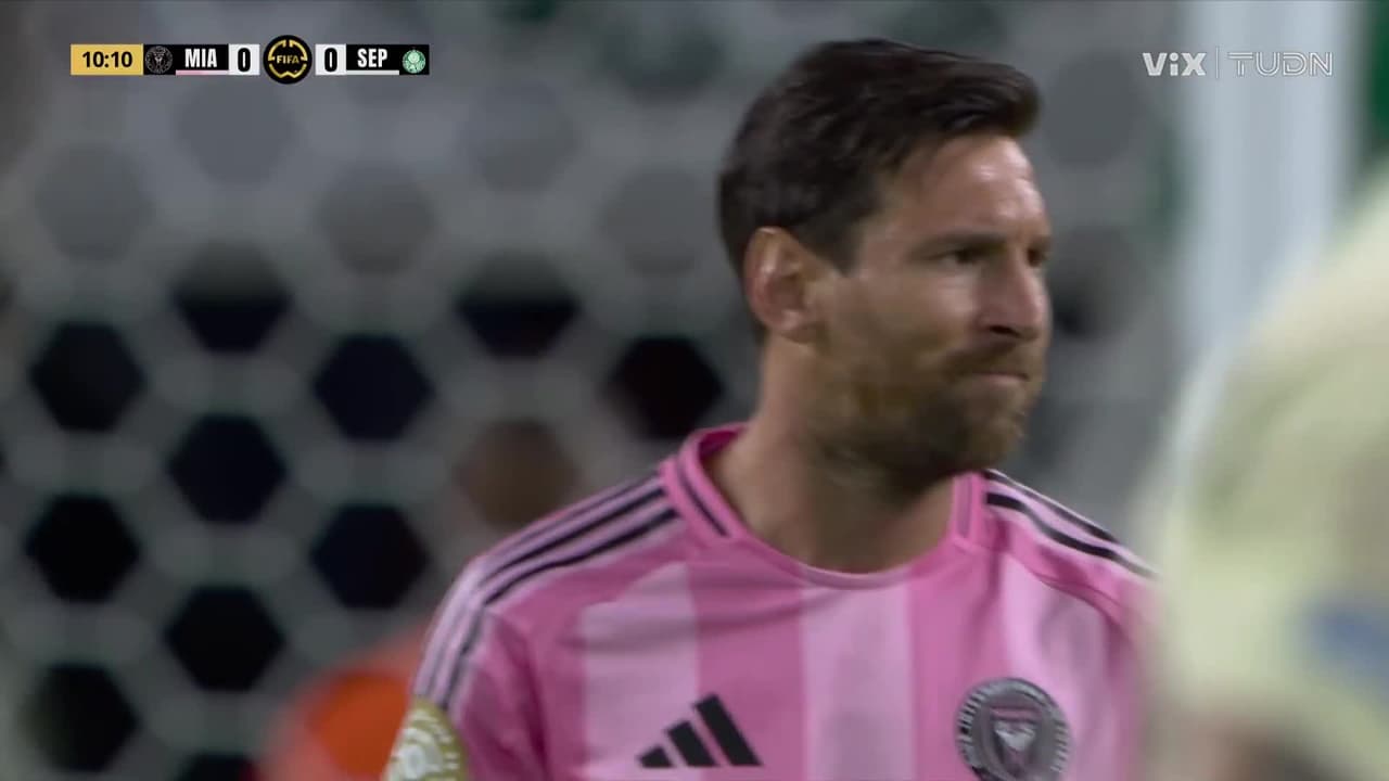 ¡Minutos insólitos! La que parecía una clara de Messi casi termina en un osote de Ustari