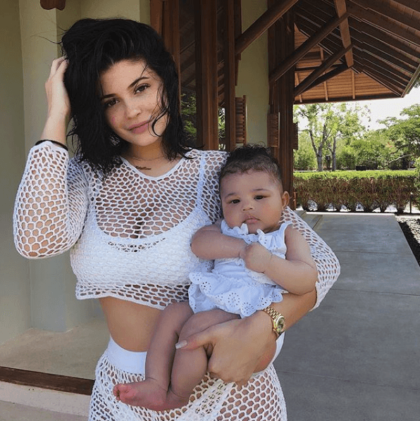 Luego de llevar su embarazo lejos de las redes sociales, Kylie Jenner anunció en febrero pasado el nacimiento de su primogénita, Stormi Webster: "Mi hermosa y saludable bebé llegó el 1 de febrero y no podía esperar para compartir esta bendición. Nunca he sentido tanto amor y felicidad, ¡podría explotar! Gracias por entender”.