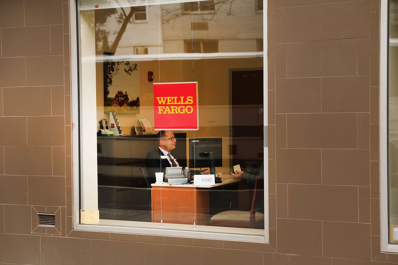 En general, Wells Fargo, con sede en San Francisco, tiene alrededor de 5.400 sucursales de servicio completo, según los datos de la FDIC analizados por Bankrate.
<br>