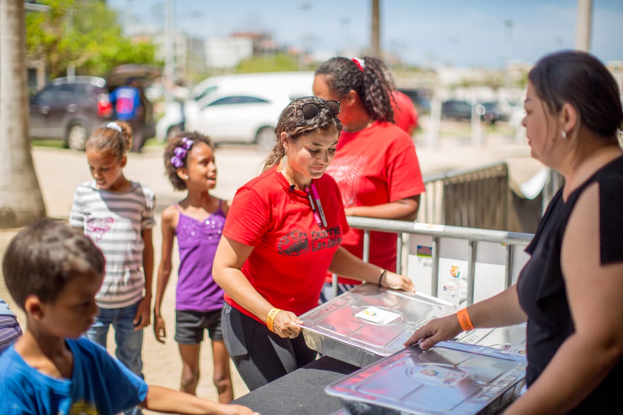 En el lugar había una fila de personas esperando para recibir la comida. Se anotaban en listas en las que informaban a cuántos alimentarían. Hubo quienes se llevaron bandejas para suplir de 100 y hasta 1,000 personas. Venían de Carolina, de Guaynabo, de San Juan, de distintos puntos de la isla, según se leía en los listados.