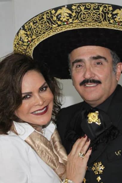 En 2007 surgieron varios rumores sobre un romance entre ellos. Pero fue hasta el mes de junio que la noticia fue confirmada por el mismo Vicente.