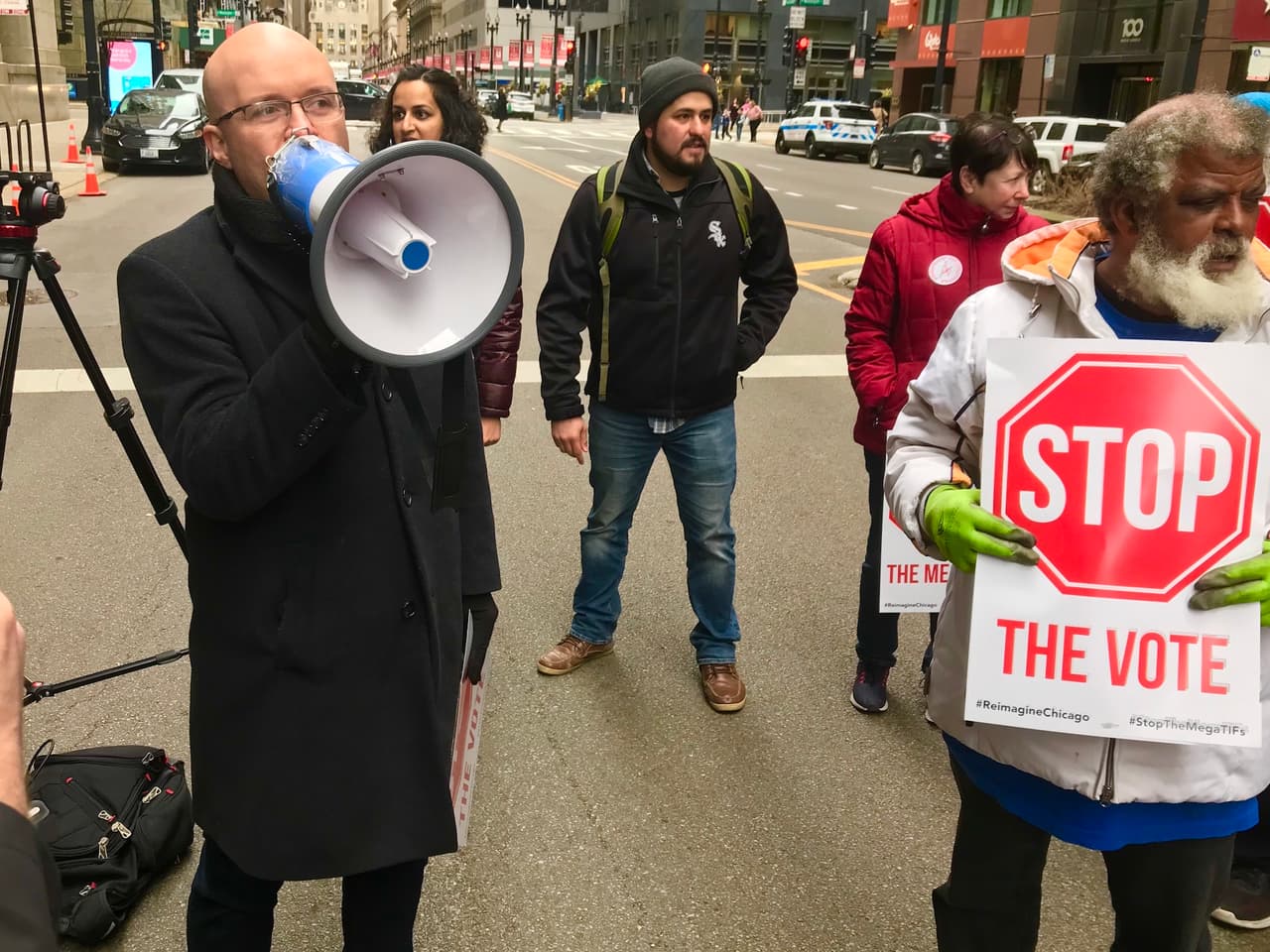 Durante la protesta, también llegó el concejal electo para el distrito 22, Mike Rodríguez, a quien se ve hablando por un megáfono durante el evento.