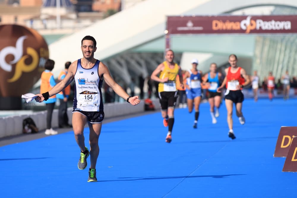 <b>CAPRICORNIO</b>
<br>Son personas metódicas y comprometidas, es difícil que tengan varios objetivos al mismo tiempo, ya que suelen invertir toda su energía para lograr lo que desean. Es competitivo por naturaleza, por eso correr maratones es la mejor opción para esas personas.
<br>