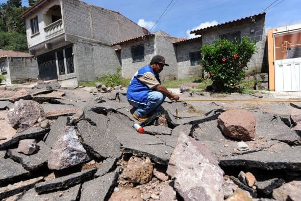 Los organismos de socorro inspeccionan construcciones, tanto calles como edificios, que pueden representar riesgo por la acumulación de agua, para evitar las pérdidas de vida, como paso al derrumbarse el muro perimetral de la gradería Este del Estadio Nacional de Tegucigalpa, donde perdió la vida un taxista.