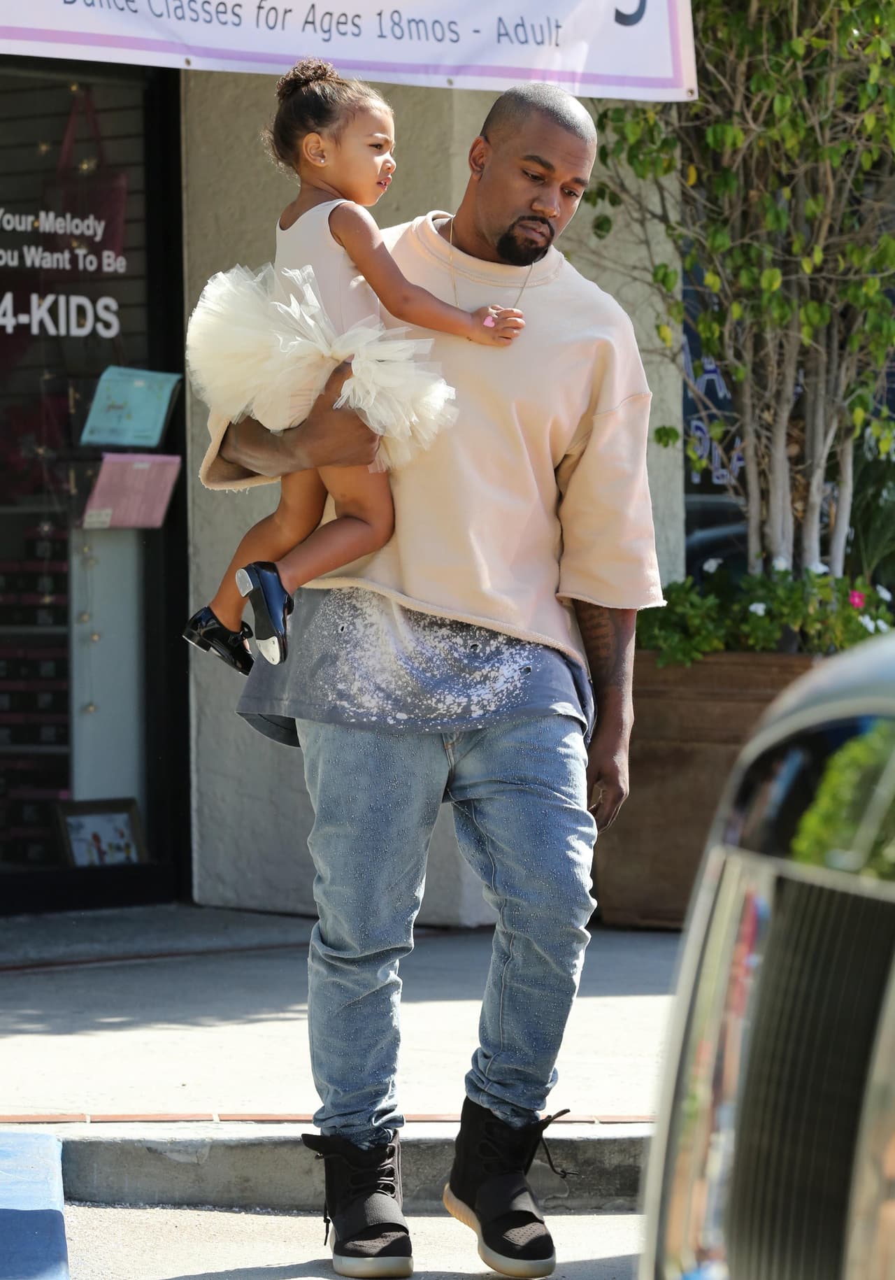 Durante este devastador acontecimiento, Kanye se quedó a cargo de su hija y todos los sobrinos.