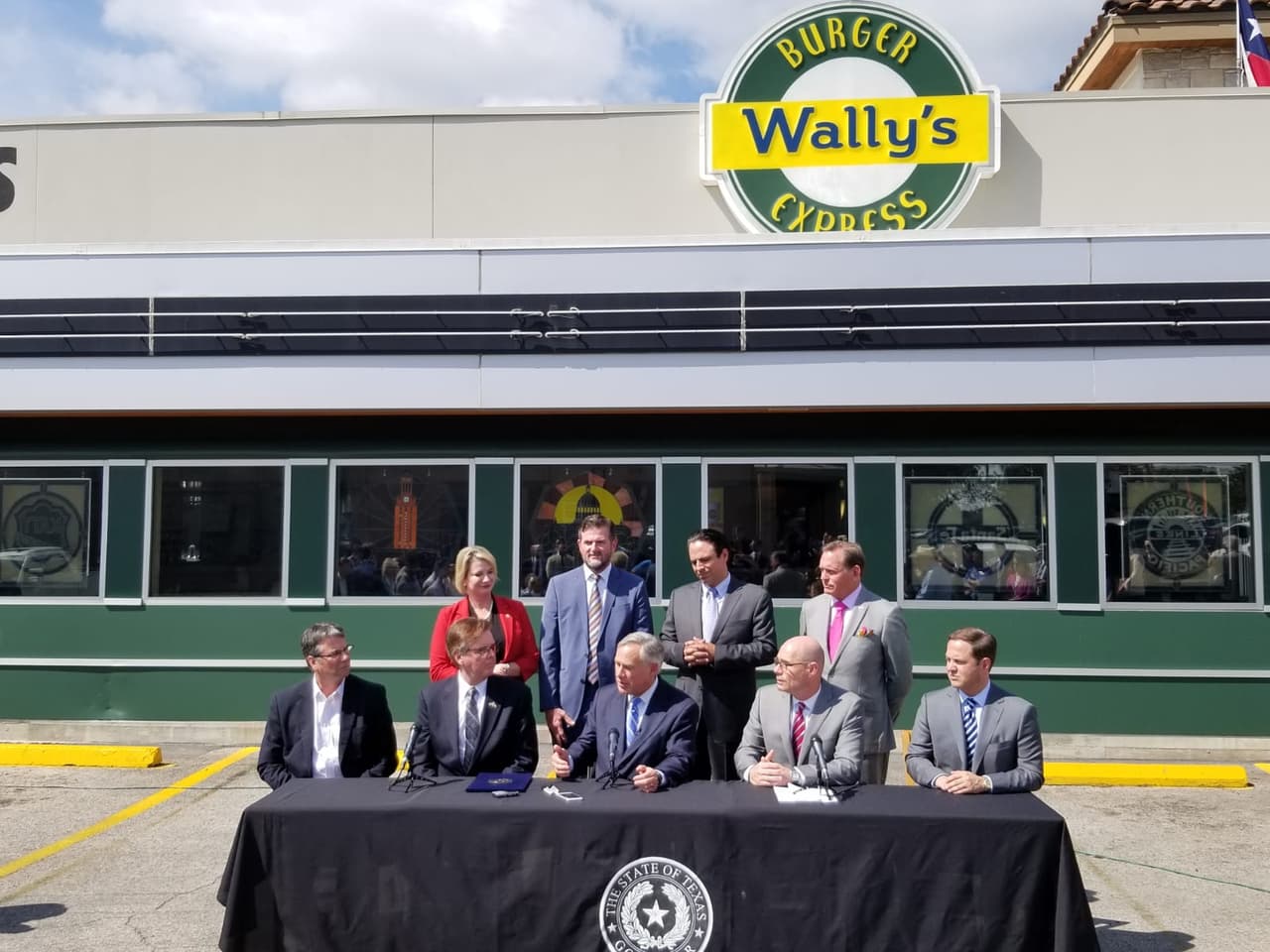 Gobernador Greg Abbott firma proyecto de ley que reforma el impuesto a la propiedad