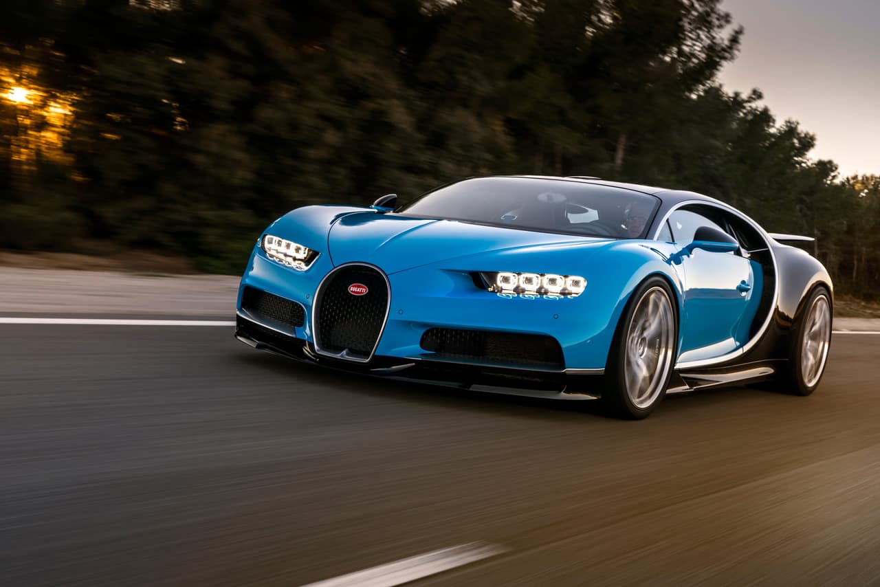 Se trata de un auto exclusivo, del que 
<b><a href="https://www.univision.com/noticias/bugatti/bugatti-fabrica-el-chiron-numero-100" target="_blank">se construirán 500 unidades a nivel mundia</a></b>
<a href="https://www.univision.com/noticias/bugatti/bugatti-fabrica-el-chiron-numero-100" target="_blank">l</a>, 70 por año, debido a que su construcción es prácticamente a mano. 'Canelo' se suma a la lista de celebridades como Cristiano Ronaldo, que tiene uno de estos ejemplares.