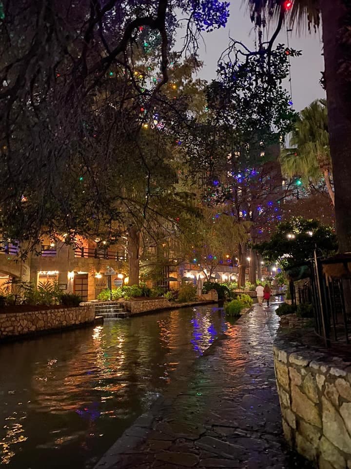Las más de 100,000 luces navideñas cubrirían 25 millas lineales si se colocarán una al lado de la otra.