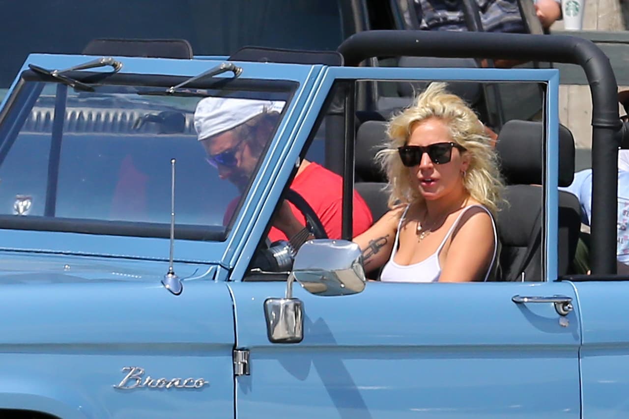 La cantante se puso al volante y así se marchó esta peculiares BFFs.