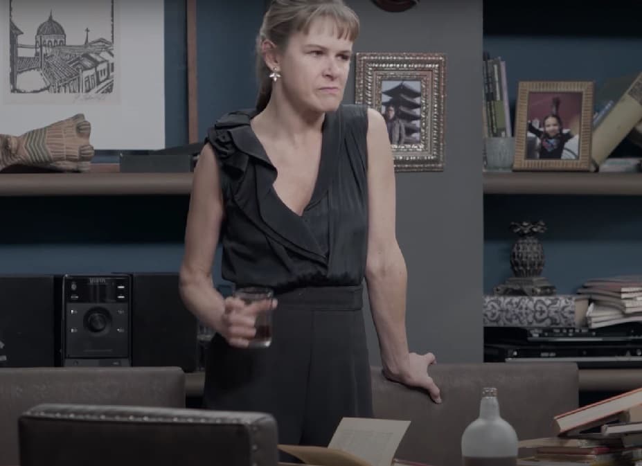 De igual manera, es una adicta a apostar y a los juegos de azar, por lo que busca sacarle dinero a su antigua pareja poniendo de pretexto las necesidades de su nena en común.