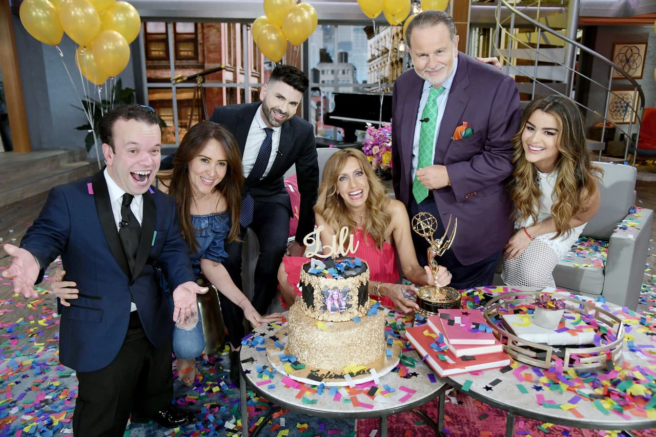 Carlitos, 
<a href="https://www.univision.com/entretenimiento/jomari-goyso-estuvo-a-punto-de-ser-papa-esa-y-otras-intimidades-revela-en-desnudo">Jomari Goyso</a>, Raúl de Molina y Clarissa Molina compartieron la felicidad de su compañera y se unieron al festejo.