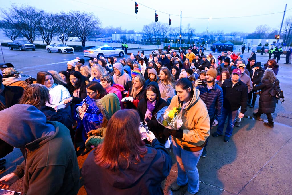 Cientos de personas se reunieron en el jardín delantero de Graceland el domingo por la mañana en Memphis para llorar la muerte y recordar la vida de Lisa Marie Presley, que 
<a href="https://www.univision.com/noticias/estados-unidos/lisa-marie-presley-muere-cantante-y-unica-hija-del-rey-del-rock-and-roll">falleció el pasado 12 de enero a los 54 años</a> de edad tras ser hospitalizada de urgencia por un paro cardíaco. 
<br>
<br>Su autopsia, no obstante, no resultó concluyente para determinar la causa oficial de su muerte.