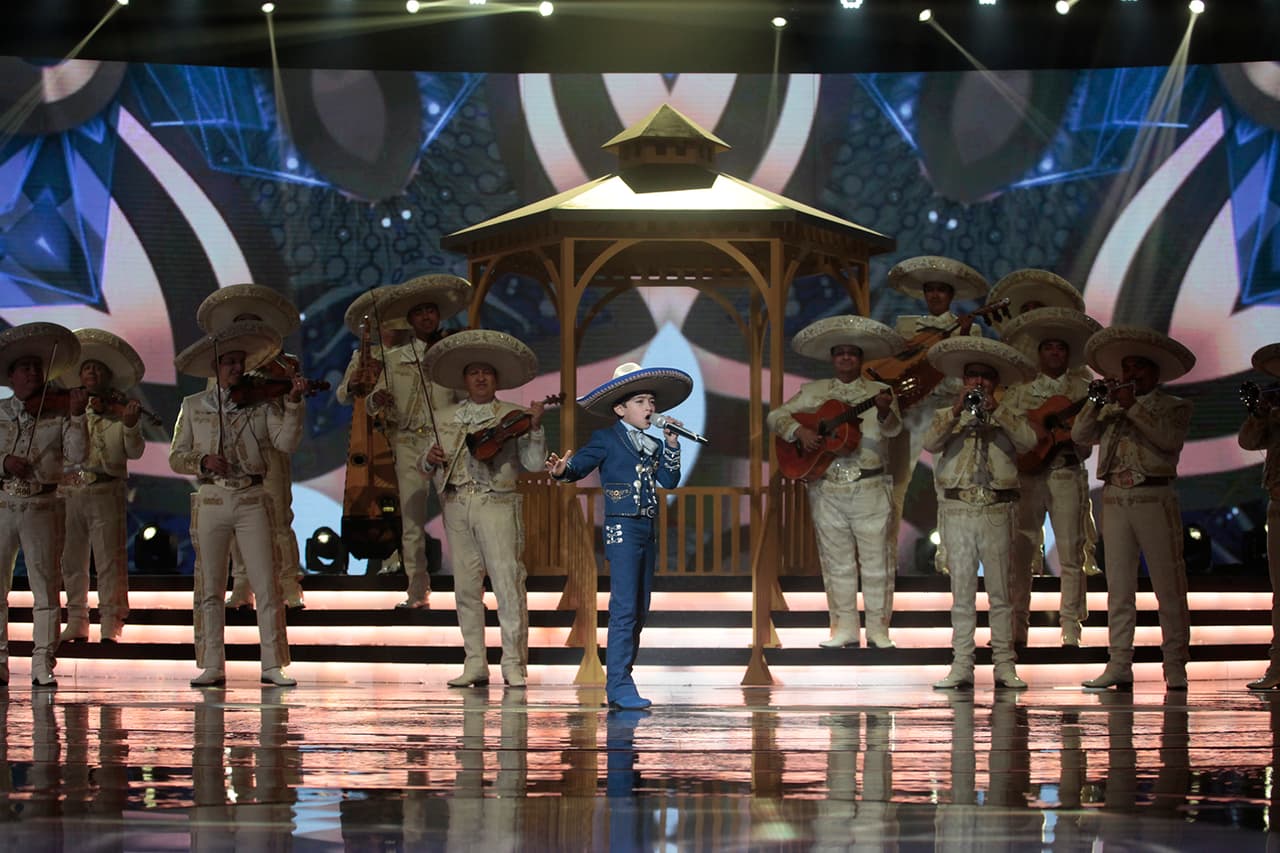 La primera en emitir su crítica fue Karol Sevilla, que más que un comentario, le hizo una pregunta: ¿Has notado un crecimiento en tu vo? Kevin le respondió que sí, que a su llegada al show, "era muy pequeño en cuanto a voz, pero ha habido una diferencia notoria. Quiero agradecerle a todos los que me han apoyado, a todos mis maestros", dijo el cantante.