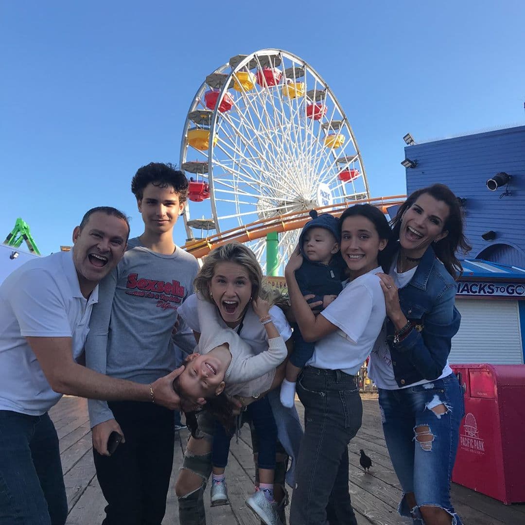 Alan Tacher ha formado una linda familia y esta foto demuestra el amor y la unión existe entre ellos.