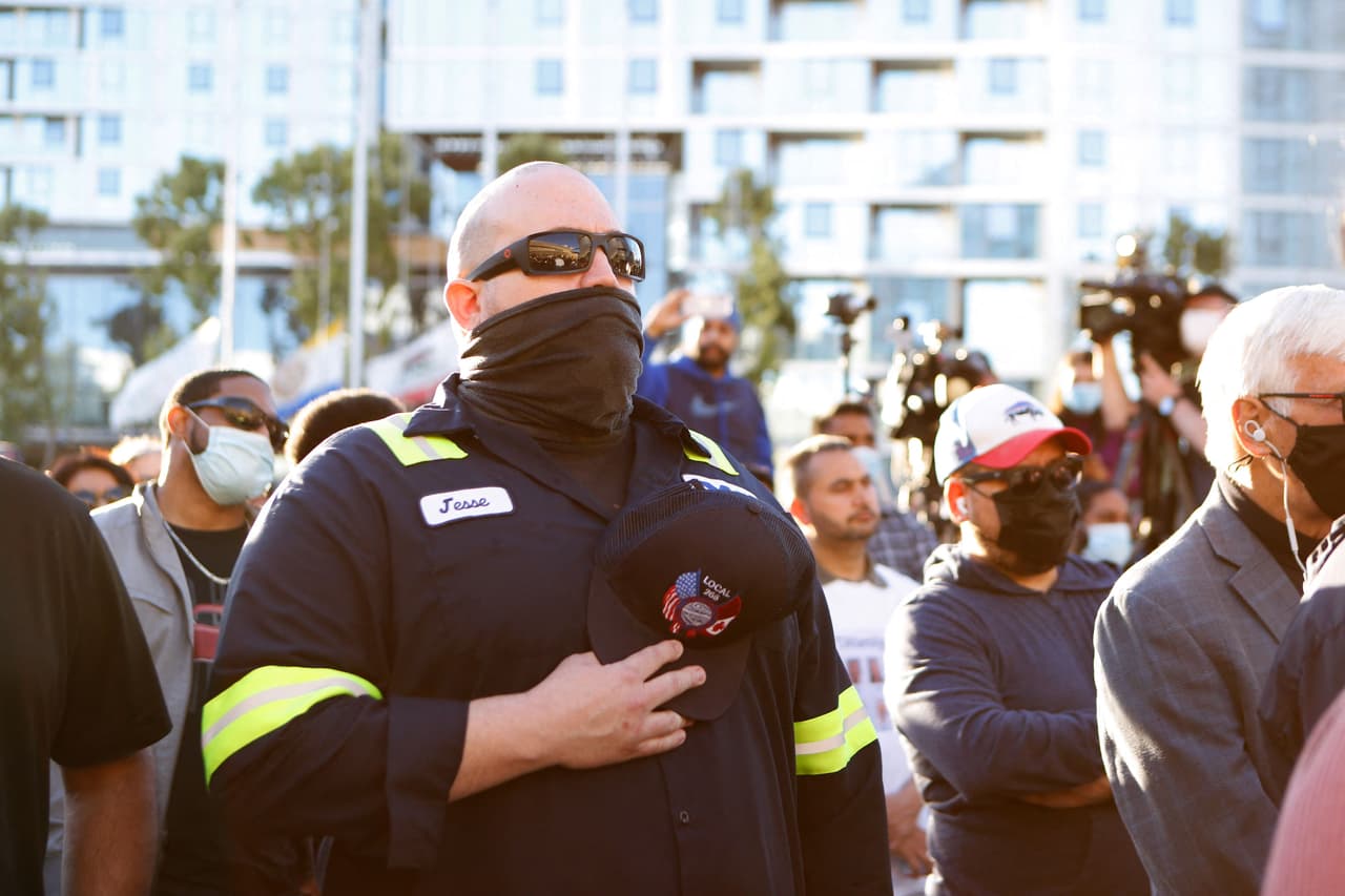 Aunque las autoridades no han hablado sobre el móvil, el empleado del VTA había hablado sobre matar gente en su centro de trabajo hace más de una década, según declaraciones de su exesposa a 
<a href="https://apnews.com/article/california-business-shootings-2ac840b7cc77cc9e408a5d6daa7e7e30" target="_blank">la Prensa Asociada</a>.