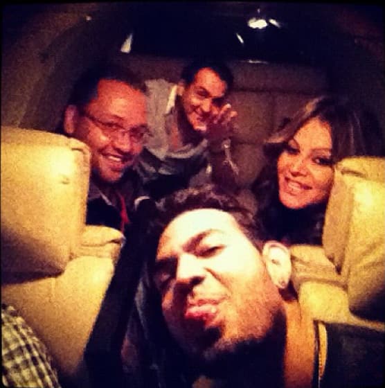 Lamentablemente Jacob viajaba con Jenni el día del fatal accidente en el que ella perdió la vida. Tomó esta foto en el avión, justo antes de que se desplomara, sin imaginar que sería la última antes de morir.