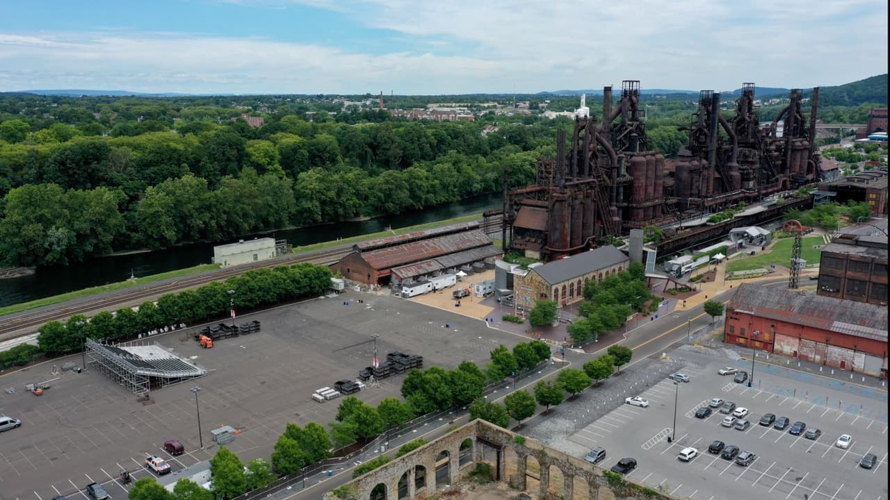 <b>Transformers (The old Bethlehem Steel factory).</b> La épica batalla inicial de robots en “Transformers: Revenge of the Fallen” se desarrolla en un contexto de megafonía industrial único: los antiguos altos hornos de Bethlehem Steel. Hoy, lo que una vez fue uno de los productores de acero más grandes de Estados Unidos se ha transformado en SteelStacks, un campus de 10 acres dedicado a las artes, la cultura y eventos a gran escala como Musikfest.
<br>
<br>
<b><a href="https://goo.gl/maps/w6itXYrmcQYBNBXN6">Cómo llegar</a></b>
