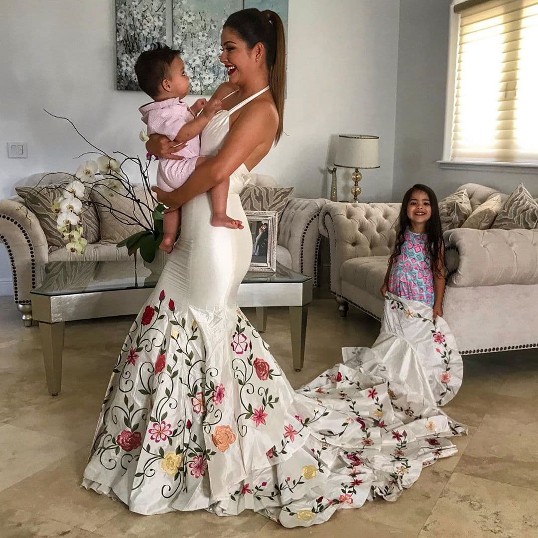 Gael también es cómplice de las travesuras de Ana Patricia, aquí lo vemos apoyándola cuando decidió probarse el vestido de novia que usó cinco años atrás.
<br>