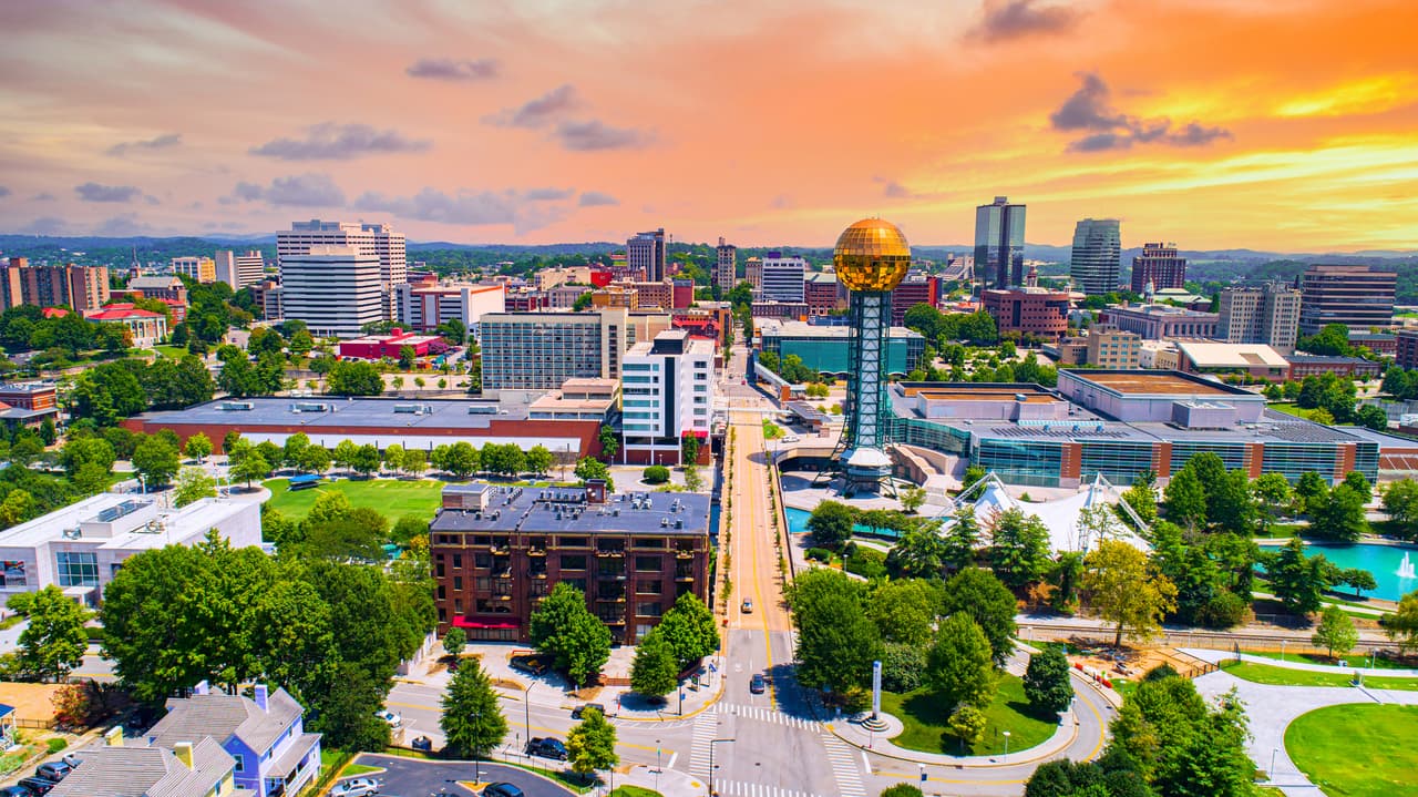 <h3 class="cms-H3-H3">8. Knoxville, Tennessee</h3>
<br>
<br>💻 
<b>Calificación:</b> 73.1
<br>
<br>💻 
<b>Promedio del costo de un espacio para <i>coworking</i>: </b>$254 al mes.
<br>
<br>💻 
<b>Promedio del costo de Internet:</b> $78 al mes.
<br>
<br>💻
<b> Población: </b>191,000
<br>