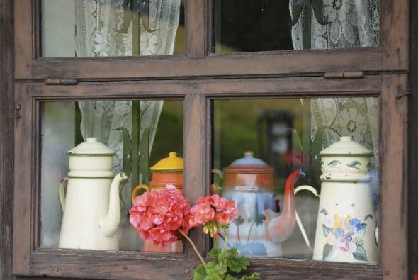 3) Incluye pequeñas obras de arte.