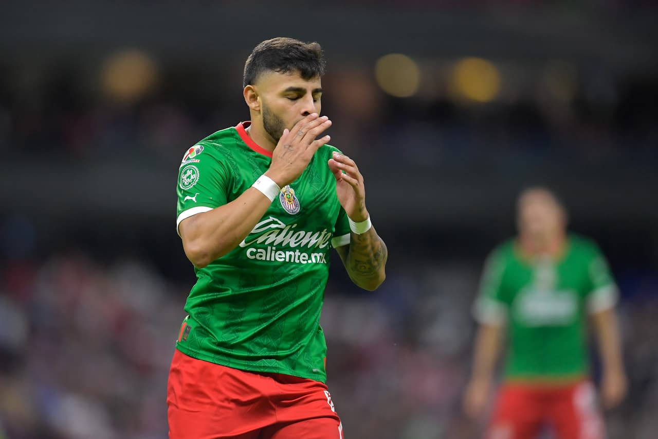 Chivas se fue haciendo más peligroso pero no lograban definir correctamente.