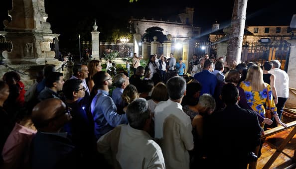 Miles de personas iniciaron los festejos entre la medianoche del viernes y el sábado con la “vuelta a la ceiba”, la tradición por excelencia con la cual los habaneros recuerdan cada 16 de noviembre la fundación de la ciudad.