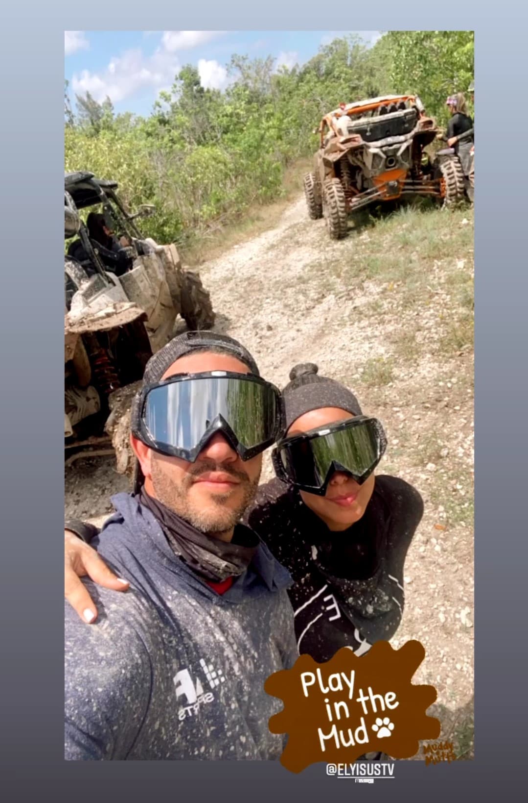 Su esposa Juliana Atehortua lo acompañó en esta aventura entre el fango.