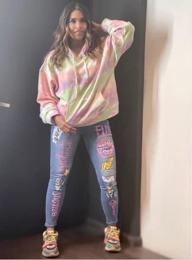 Tal parece que los tenis Balenciaga son el complemento perfecto para un look urbano. Aquí la condutora combinó el calzado con su prenda favorita: los jeans (ella misma lo confesó en su canal de YouTube).