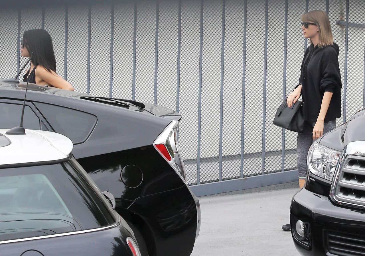 Las dos, muy divas, caminaron rumbo al automóvil para salir de ahí.