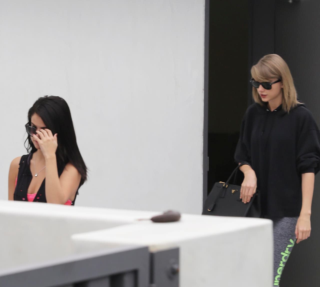 Luego las vimos afuera del gym súper transformadas y con gafas oscuras.