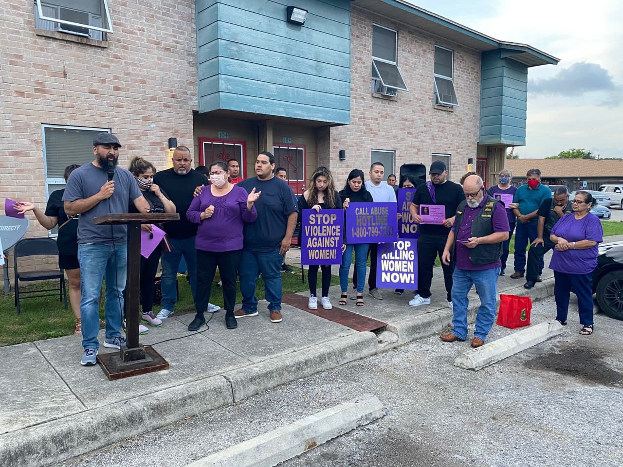 Para la madra de la víctima, el sistema de justicia le falló a su hija. Según González, su hija había solicitado una orden de protección. Su agresor había violado en diversas ocasiones la petición y, aunque había sido arrestado en aquel entonces, quedó libre al pagar la fianza.