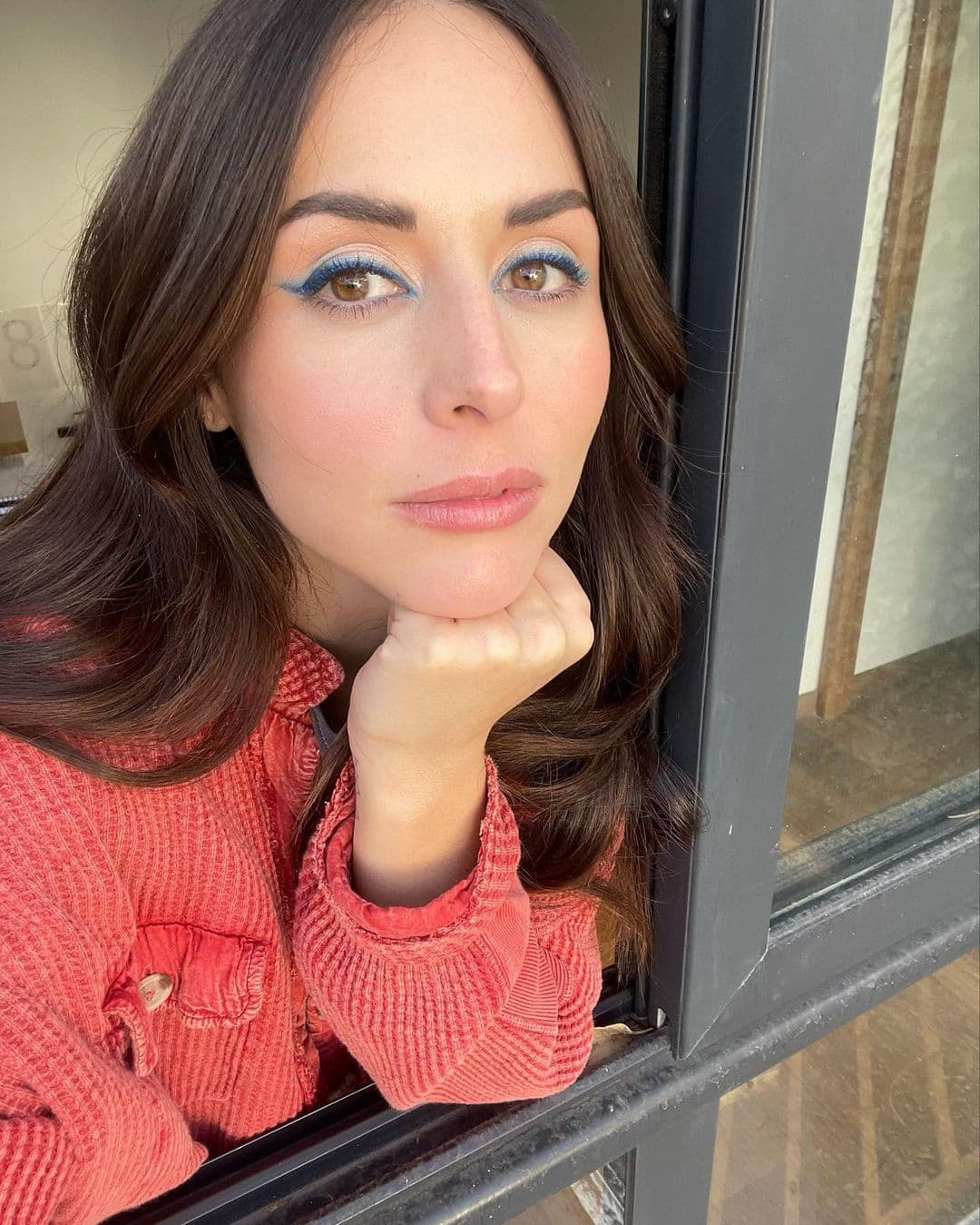 "La verdad es que ni te voy a contestar esa pregunta porque justo la labor de todos, tanto tuya como nuestra, es no darle voz al 'hate' (odio) y haciéndome esas preguntas, lo que estás haciendo es lo opuesto a lo que estamos haciendo aquí", externó Vega en la entrevista publicada en el canal de YouTube de la periodista Berenice Ortiz.