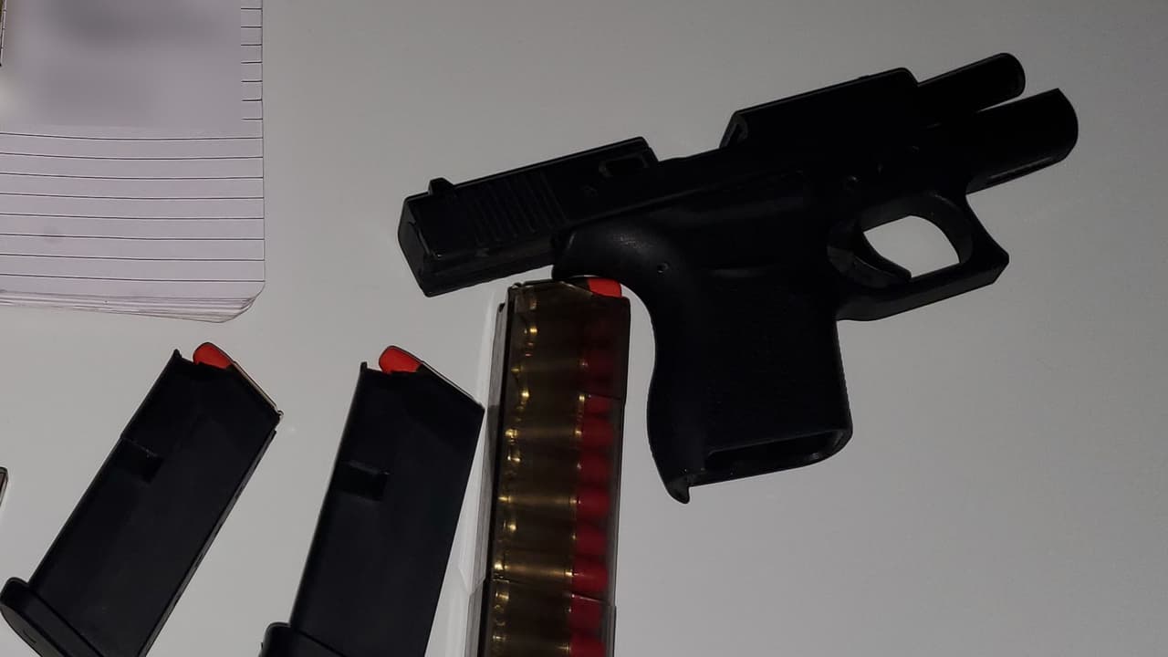 Esta es una de las armas que se encontraron en el vehículo en el que transportaban los indocumentados.