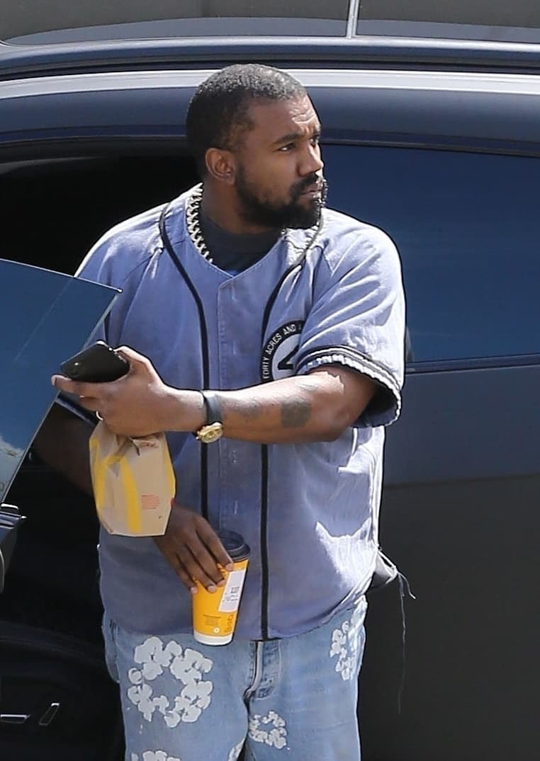 Otro que fue captado circulando en las calles de Los Ángeles fue el cantautor y diseñador de modas Kanye West, esposo de Kim Kardashian.