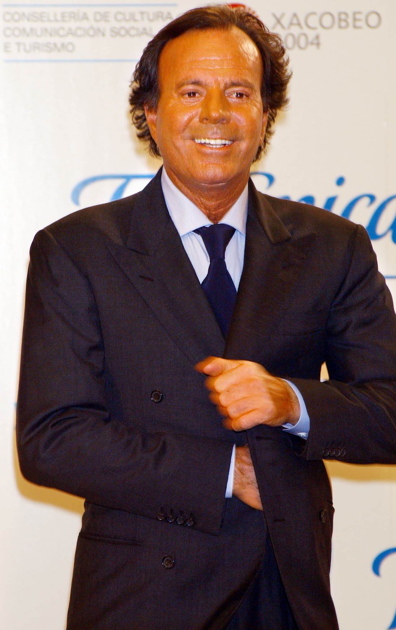 La complicada relación entre el legendario cantante español
<b><a href="https://www.univision.com/famosos/para-julio-iglesias-el-hijo-de-enrique-no-se-parece-a-su-familia-fotos"> Julio Iglesias y su famoso hijo Enrique</a> </b>ha sido tema de discusión pública desde hace casi dos décadas. Incluso, en 2014, los problemas familiares quedaron más expuestos con la publicación del libro ‘Secretos confesables’, en el cual 
<b>Alfredo Fraile</b>, quien fuera mánager del intérprete de 'Hey', contó sus memorias.
