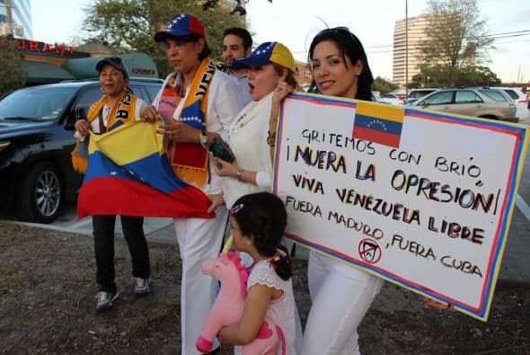 A cantos y gritos pidieron paz y libertad en la calle Westheimer, una de las más transitadas de Houston. 