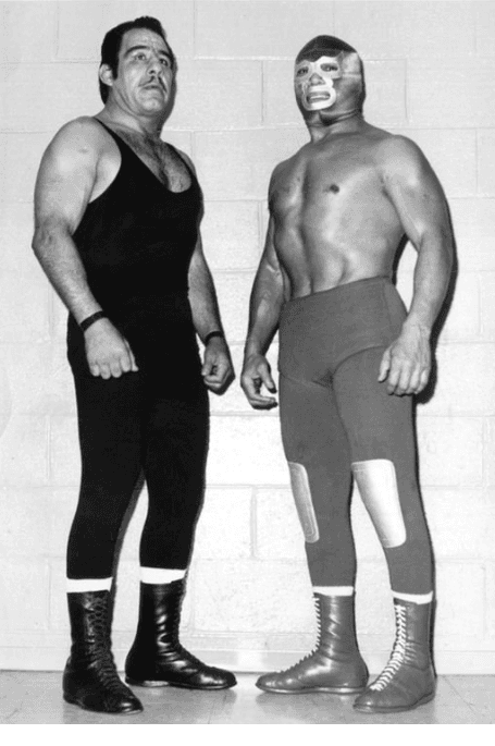 Su primer acercamiento a este deporte fue mediante el luchador Rolando Vera.