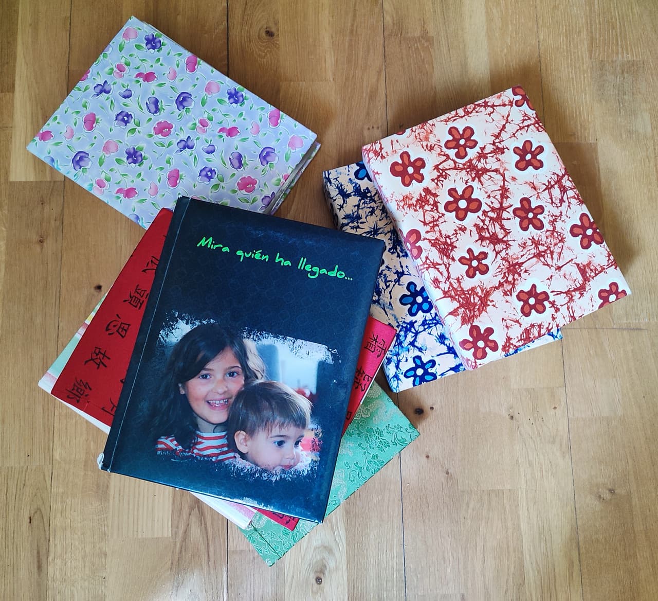 Algunos álbumes que me llevé tras el incendio.