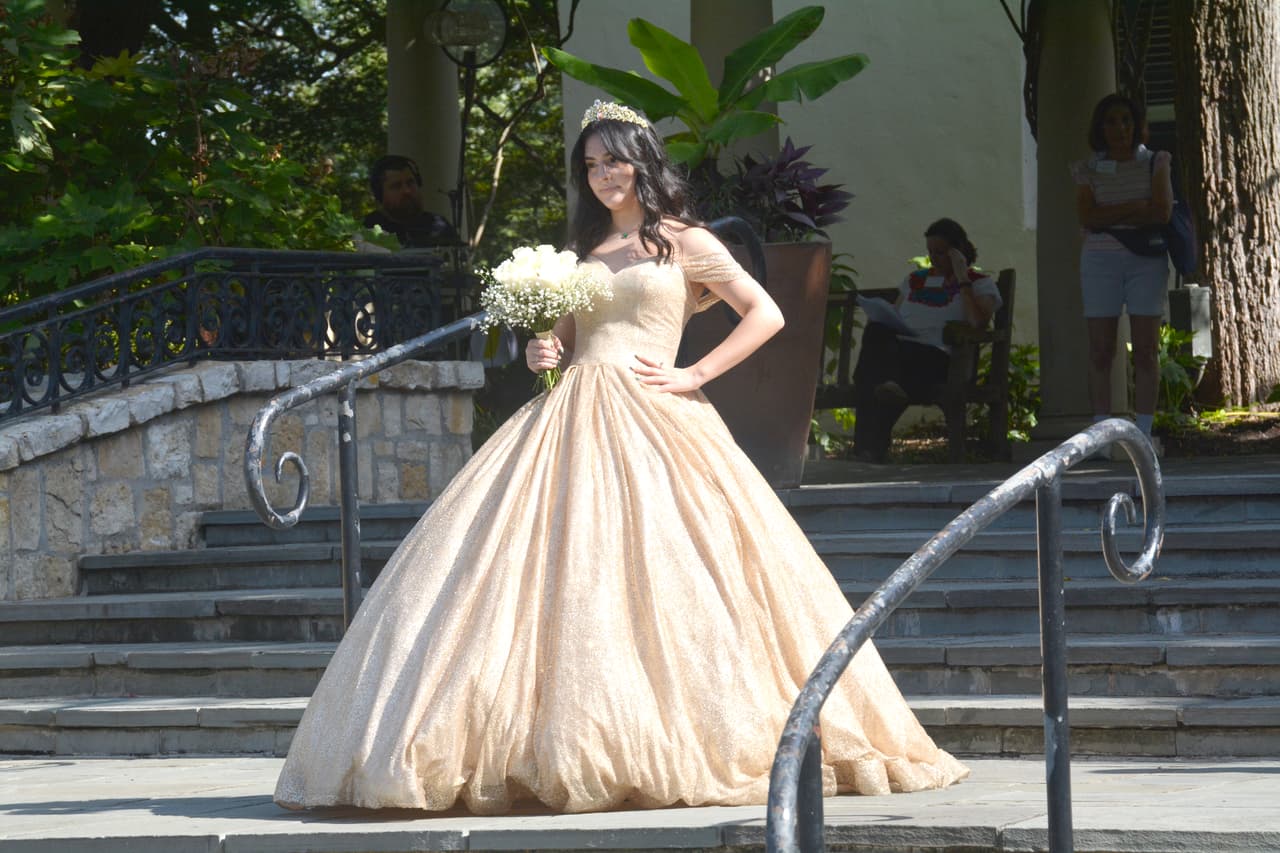 Si deseas que tu hija participe en el desfile puedes inscribir dando
<a href="https://www.dallasarboretum.org/events-activities/hispanic-heritage-celebration/quinceanera-registration-form/ " target="_blank">click a este enlace. </a>