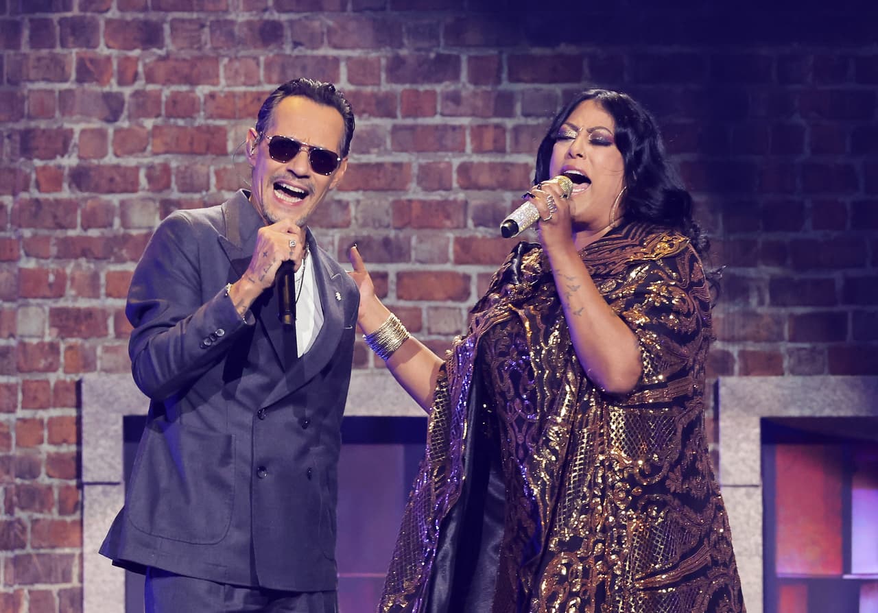 Marc Anthony y La India interpretando juntos grandes éxitos de la salsa.